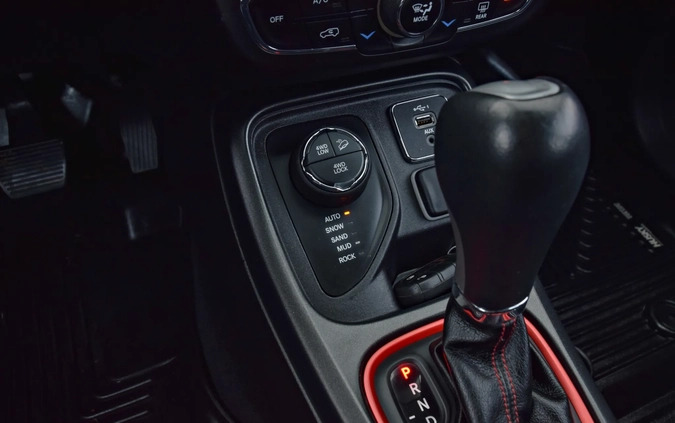 Jeep Compass cena 84900 przebieg: 90000, rok produkcji 2019 z Sochaczew małe 781